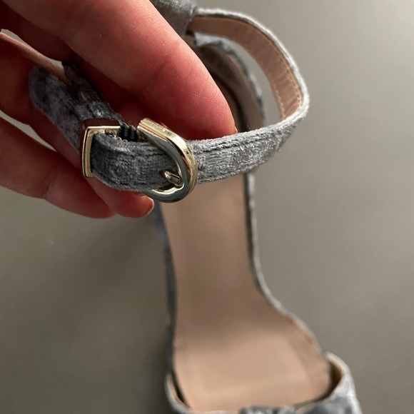 H&M crushed velvet ankle strap heels 39 runs small - Picture 13 of 15